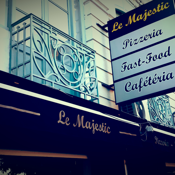 La Pizzeria Le Majestic vous accueille toute la journée pour vos repas gourmands ! Accès direct de l'Avenue Habib Thameur ! Bon appétit !