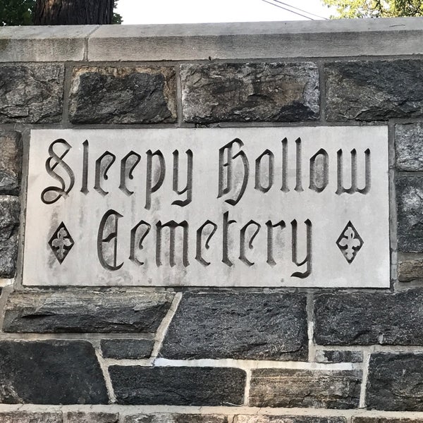 รูปภาพถ่ายที่ Sleepy Hollow Cemetery โดย Shannon S. เมื่อ 8/16/2017