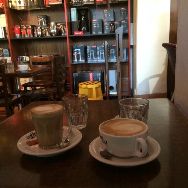 Foto tomada en Coffea Cafe  por Milan el 5/23/2014