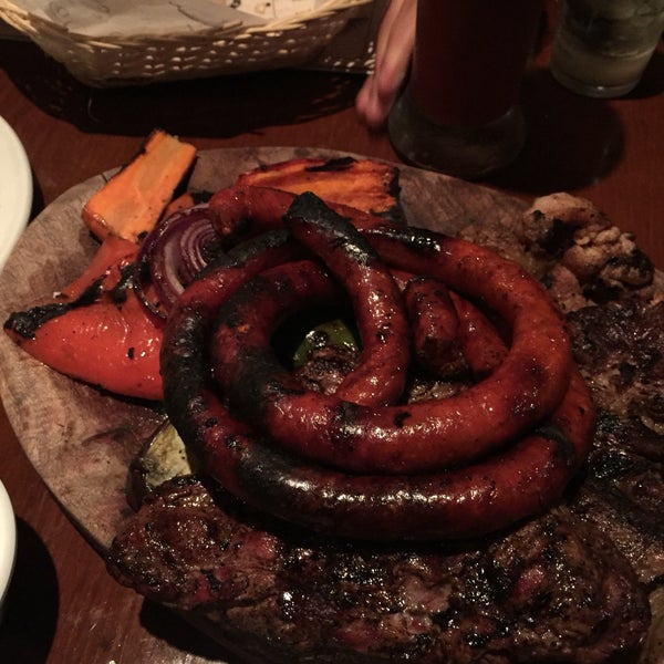 10/3/2017 tarihinde Paty M.ziyaretçi tarafından Escarapela, Bodegón Argentino'de çekilen fotoğraf