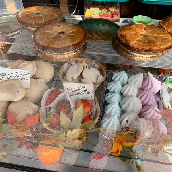 Das Foto wurde bei LaGuli Pastry Shop von Mark H. am 11/20/2019 aufgenommen