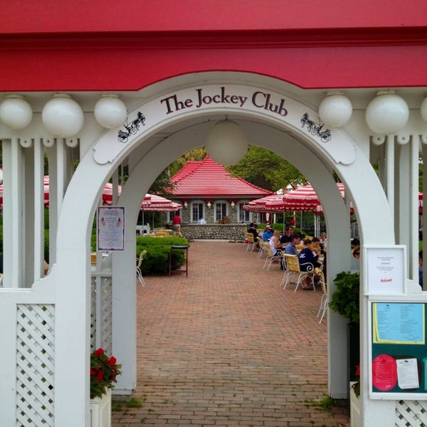 รูปภาพถ่ายที่ Jockey Club โดย Andrew H. เมื่อ 7/4/2013