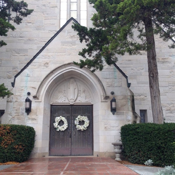 Foto scattata a St Margaret Mary&#39;s Catholic Church and School da Joe C. il 8/10/2014