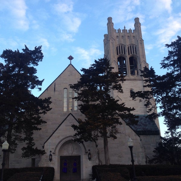 Foto scattata a St Margaret Mary&#39;s Catholic Church and School da Joe C. il 3/1/2015