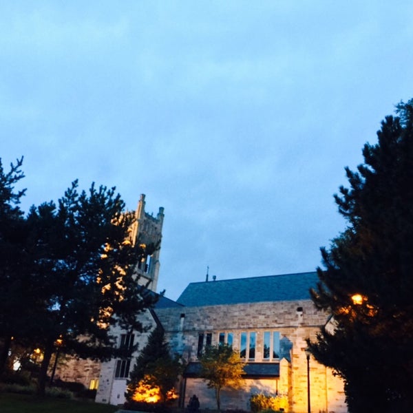 Foto scattata a St Margaret Mary&#39;s Catholic Church and School da Joe C. il 9/10/2015