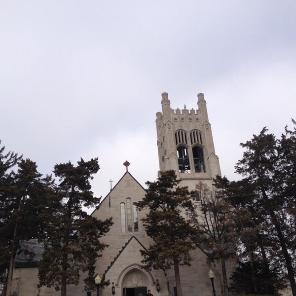 Foto scattata a St Margaret Mary&#39;s Catholic Church and School da Joe C. il 2/16/2014