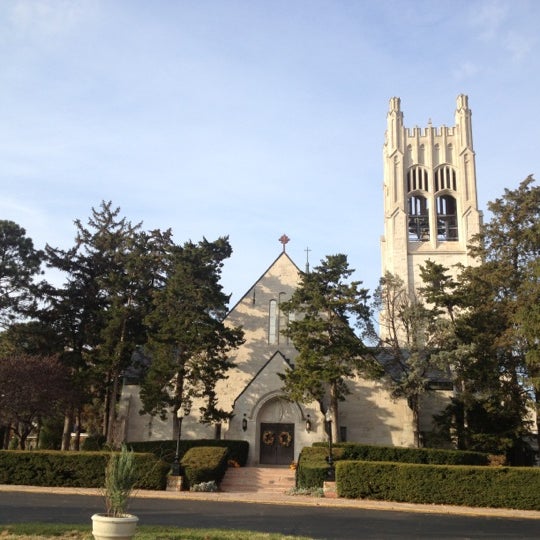 Foto scattata a St Margaret Mary&#39;s Catholic Church and School da Joe C. il 10/27/2012