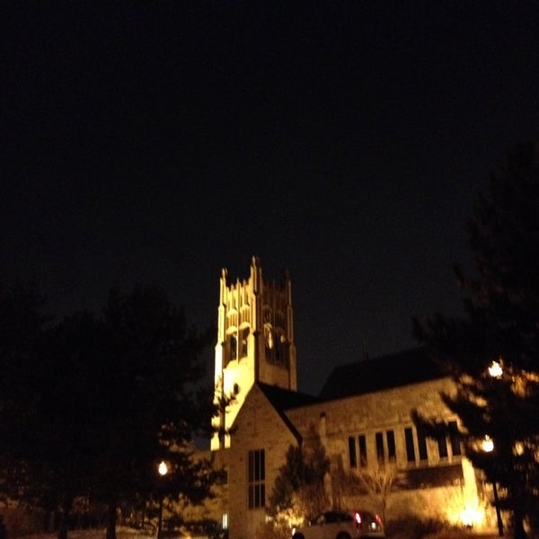 Foto scattata a St Margaret Mary&#39;s Catholic Church and School da Joe C. il 2/13/2014