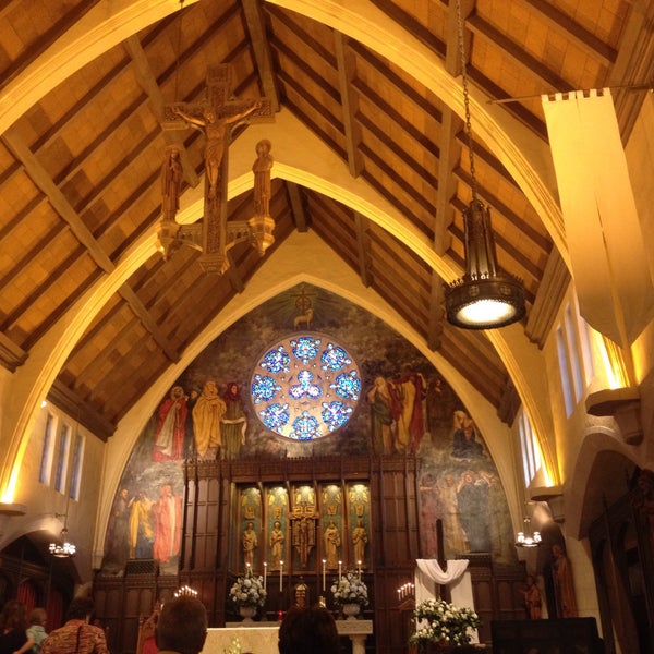 Foto scattata a St Margaret Mary&#39;s Catholic Church and School da Joe C. il 4/5/2015