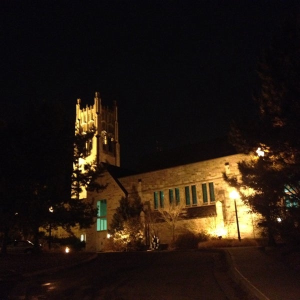 Foto scattata a St Margaret Mary&#39;s Catholic Church and School da Joe C. il 2/20/2014