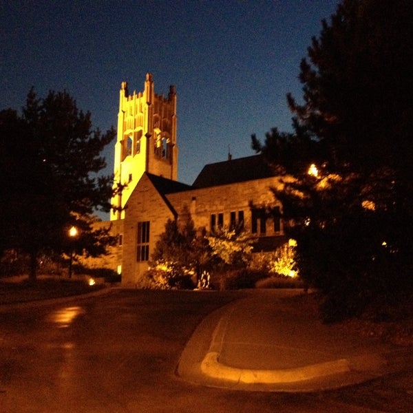 Foto scattata a St Margaret Mary&#39;s Catholic Church and School da Joe C. il 10/3/2013