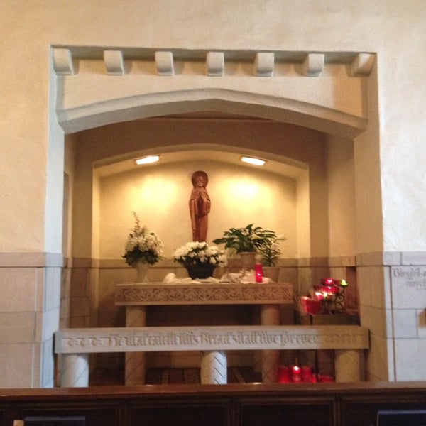 Foto scattata a St Margaret Mary&#39;s Catholic Church and School da Joe C. il 4/20/2014