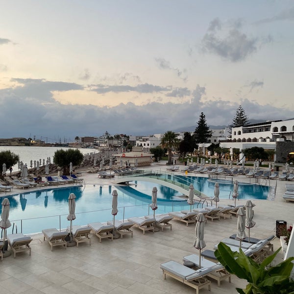 Photo taken at Creta Maris Beach Resort by Rodrigo M. on 9/8/2023