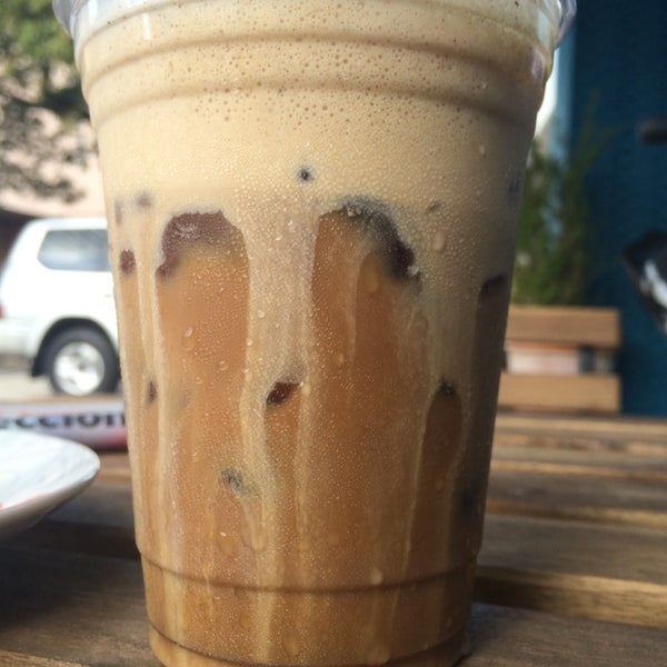 кофе болото. чашка кофе на природе. болото с рогозом. чай на природе. мрачное озеро.