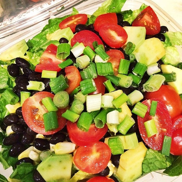 Foto scattata a Salad Wheel da Salad W. il 3/30/2014