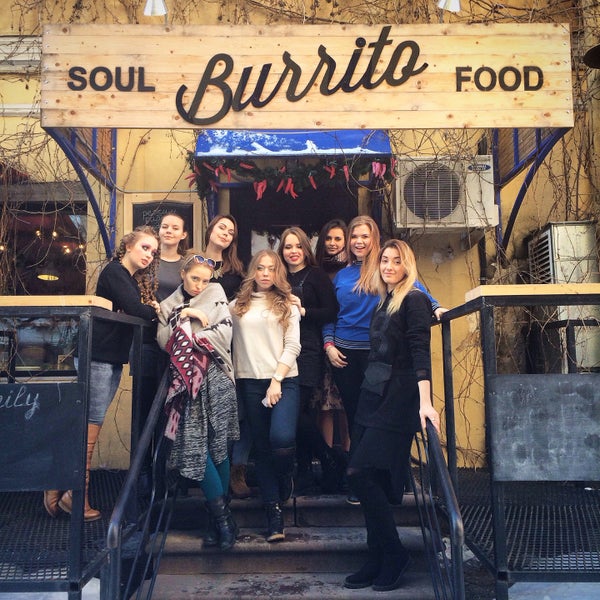 Foto scattata a Burrito Family da lizaweather il 2/10/2016