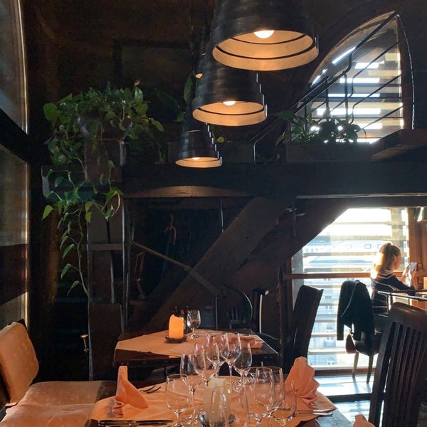 รูปภาพถ่ายที่ Restaurant Zvonice โดย Mee 👑 เมื่อ 6/14/2022