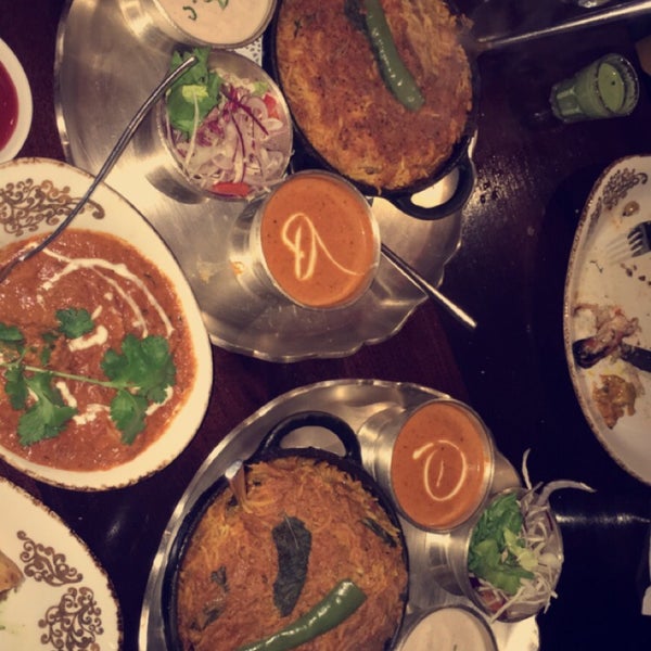 Foto scattata a Asha&#39;s Contemporary Indian Cuisine da H✨ il 5/6/2016