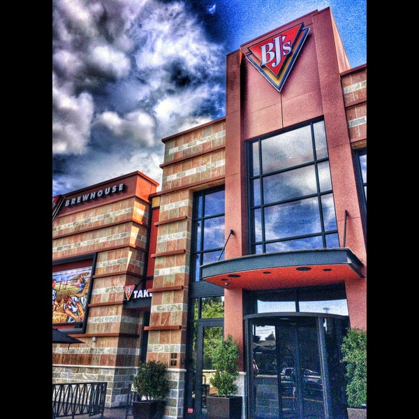Foto scattata a BJ&#39;s Restaurant &amp; Brewhouse da Peter C. il 4/7/2015