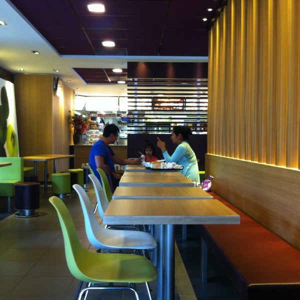 รูปภาพถ่ายที่ McDonald&#39;s โดย Jori F. เมื่อ 9/1/2013