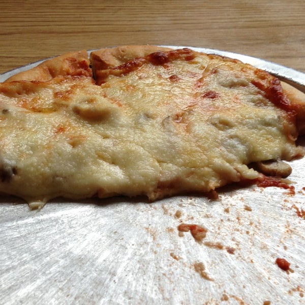 Снимок сделан в Napoli Pizza &amp; Restaurant пользователем Mallorie G. 3/30/2013