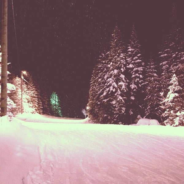 รูปภาพถ่ายที่ Centre de Ski Stoneham โดย Marc-Antoine R. เมื่อ 12/29/2013