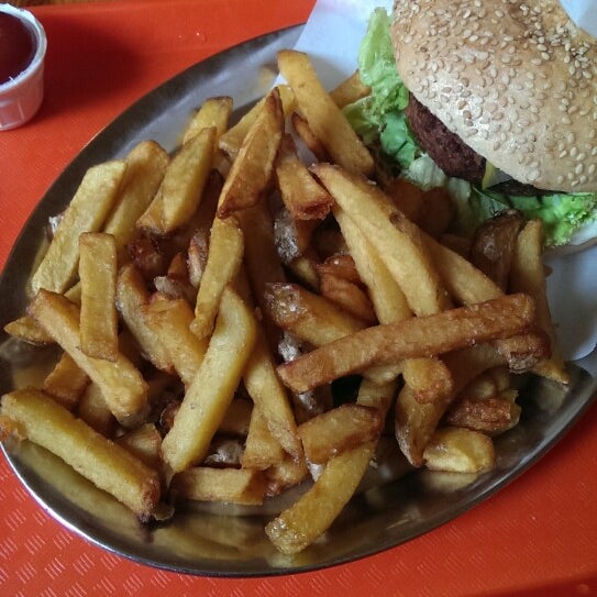 Foto scattata a Yellow Sunshine Burger da Sascha D. il 6/25/2014