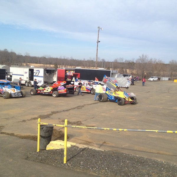 รูปภาพถ่ายที่ New Egypt Speedway โดย Phil J. เมื่อ 4/2/2014