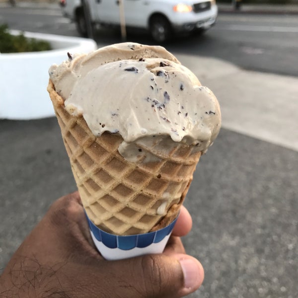 Photo taken at Mission Street Ice Cream and Yogurt - Featuring McConnell&#39;s Fine Ice Creams by Kannan M. on 6/21/2017