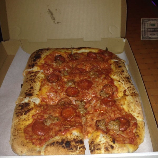 รูปภาพถ่ายที่ Naked City Pizza Shop โดย Tee M. เมื่อ 2/17/2014