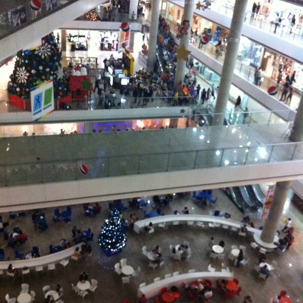 Foto tirada no(a) Millennium Mall por Miguel A M. em 11/13/2015