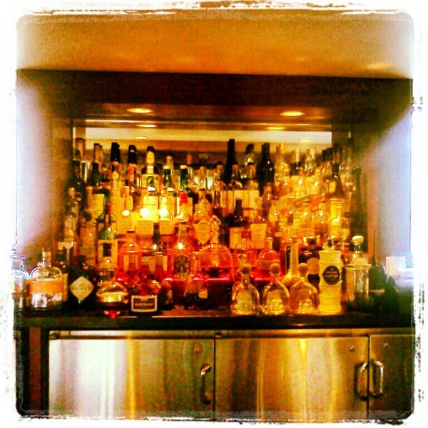 Foto tirada no(a) Prohibition Bar por Jane H. em 5/1/2012
