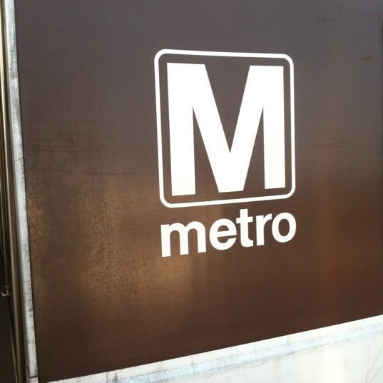 Das Foto wurde bei Takoma Metro Station von Jennifer R. am 3/17/2012 aufgenommen