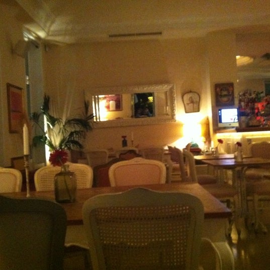 7/7/2012 tarihinde Tasos P.ziyaretçi tarafından Casa Restaurant &amp; Cocktail Bar'de çekilen fotoğraf