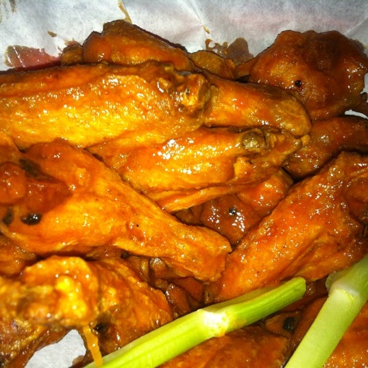 Foto scattata a Hot Wings Cafe (Melrose) da onezerohero il 6/16/2012