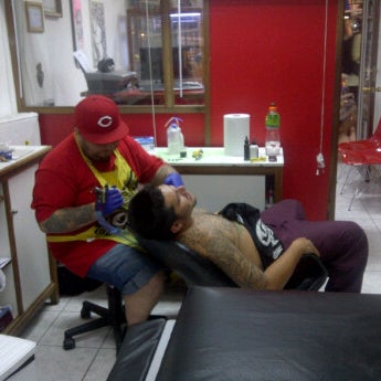 2/23/2012にChristián M.がPain Family Studio Tattoo &amp; Piercingで撮った写真