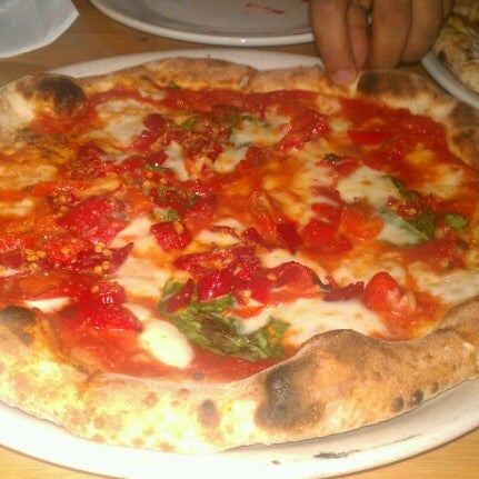 Foto diambil di Tutta Bella Neapolitan Pizzeria oleh Vivek pada 7/14/2012
