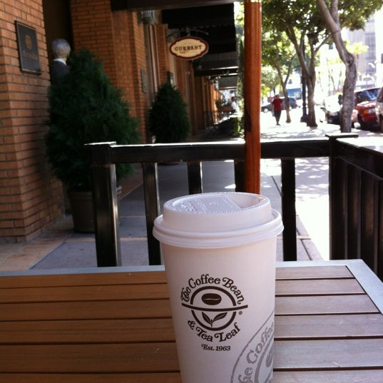 Photo taken at The Coffee Bean &amp; Tea Leaf by Omar V. on 6/6/2012