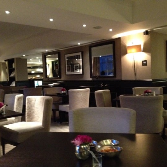 Foto tirada no(a) Regency Club Lounge por Francis L. em 2/26/2012