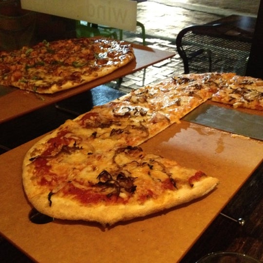 Foto diambil di Pizza Fusion of Westchase oleh Josh pada 3/10/2012