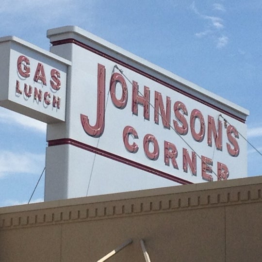 รูปภาพถ่ายที่ Johnson&#39;s Corner โดย Denton เมื่อ 6/28/2012