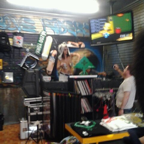 5/7/2012 tarihinde Angel J.ziyaretçi tarafından Groove Riders Record Shop'de çekilen fotoğraf