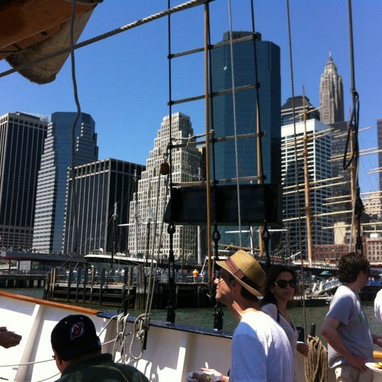 Foto tirada no(a) Clipper City Sailboat por Sparkie em 5/19/2012