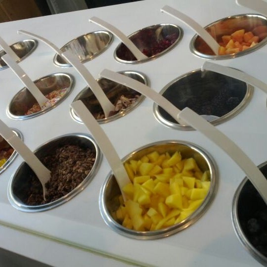 3/22/2012 tarihinde Caspar Clemens M.ziyaretçi tarafından Good Q Frozen Yogurt &amp; Cafe'de çekilen fotoğraf