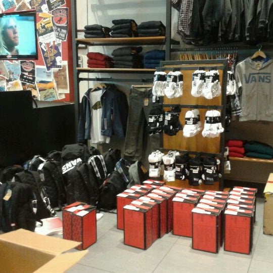 vans plaza vespucio