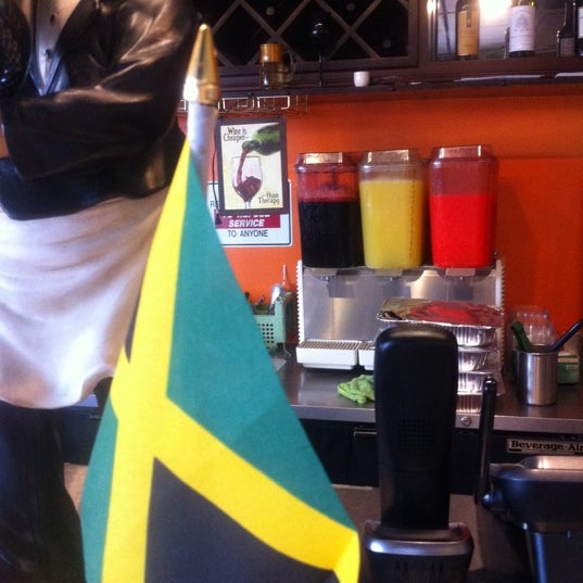 Foto scattata a Derrick&#39;s Jamaican Restaurant da Alistair J. il 6/16/2012