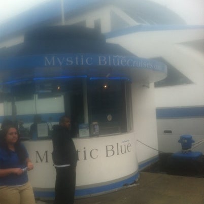 Снимок сделан в Mystic Blue Cruises пользователем Gib O. 8/16/2012