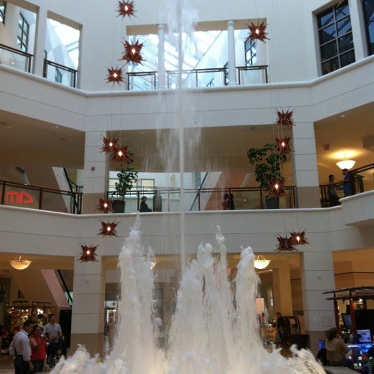 Das Foto wurde bei Aventura Mall Fountain von Shawn B. am 5/29/2012 aufgenommen