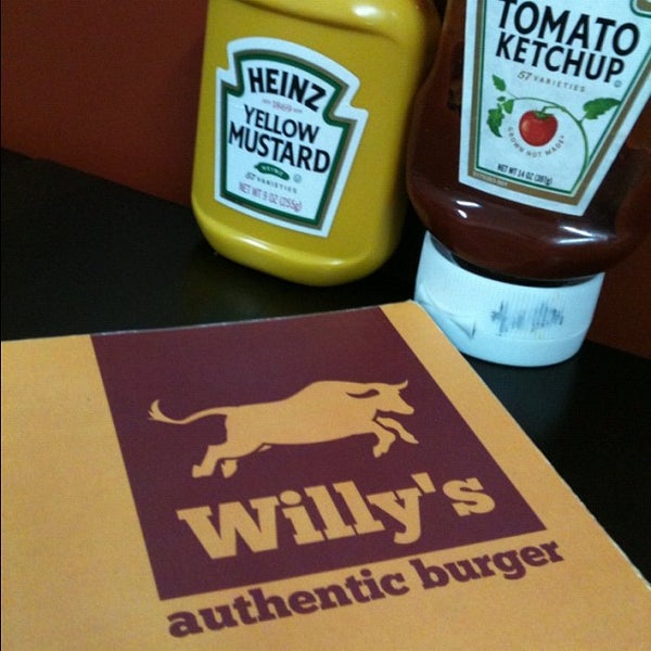 Foto tirada no(a) Willy&#39;s Authentic Burger por Simey S. em 5/4/2012