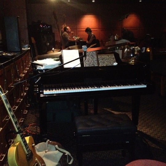 Foto tirada no(a) The Fox Jazz Cafe por Barefoot Gypsy em 8/5/2012